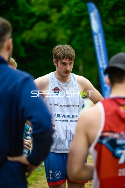 Spieler #22 bei Spielpause im Beach-Handball