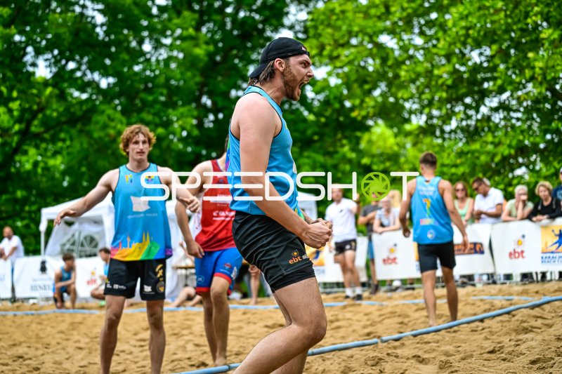 Jubelnder Spieler beim Beach-Handball-Turnier im Sand