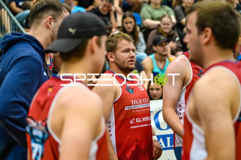 Spieler #28 im Teamgespräch während einer Spielunterbrechung