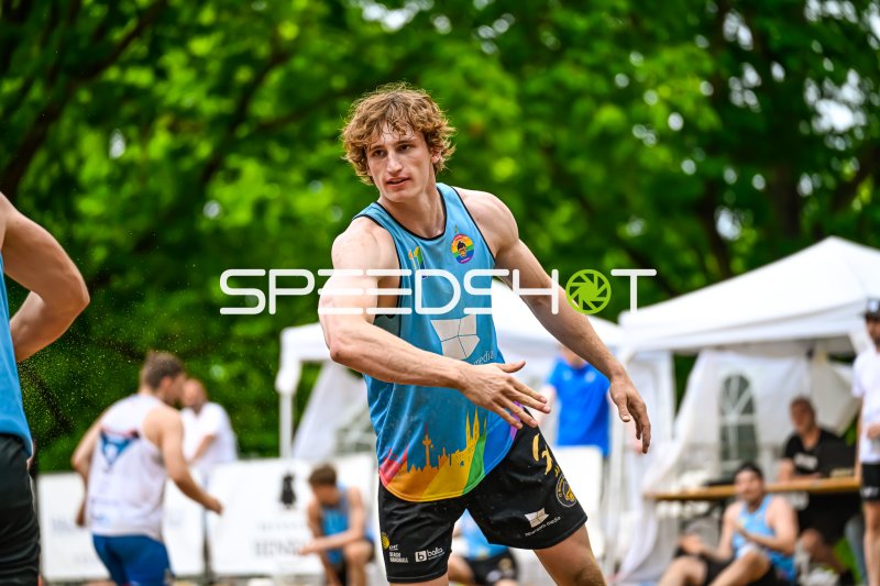 Spieler (#11) beim Beach-Handball-Turnier in Aktion