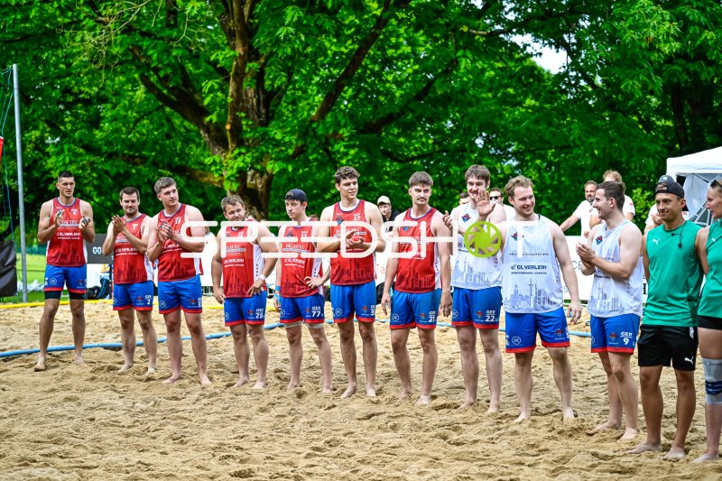 Deutsches Beach-Handball-Team bei Siegerehrung auf Sandplatz