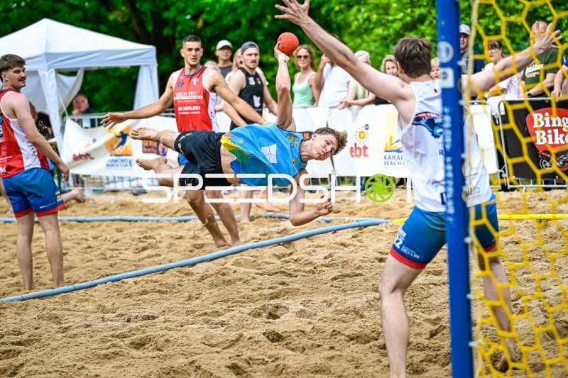 Spektakulärer Wurf beim Karacho Beach Cup im Beach Handball