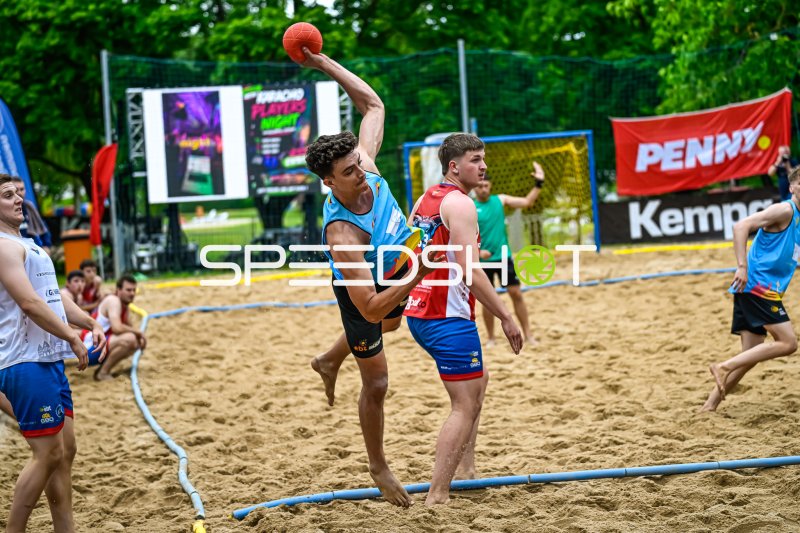 Wurfaktion beim Beach-Handball-Turnier im Sand