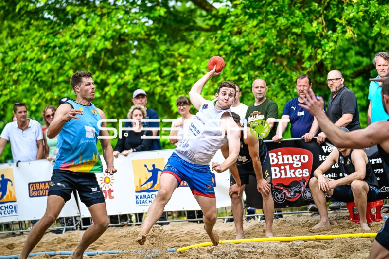 Wurfaktion beim German Beach Open – Spieler springt zum Abschluss