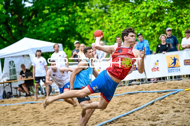 Spieler #37 beim Wurfversuch beim Karacho Beach Cup