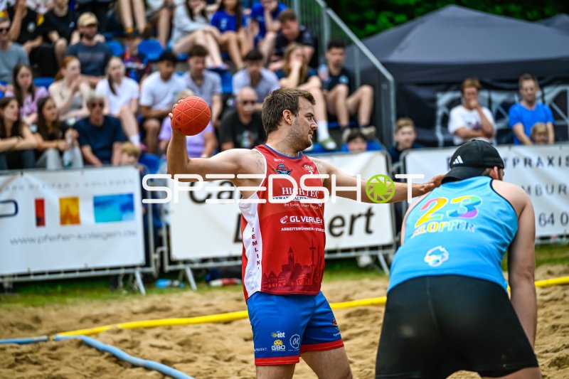 Spieler (#2; GER) beim Wurfversuch im Beach-Handball