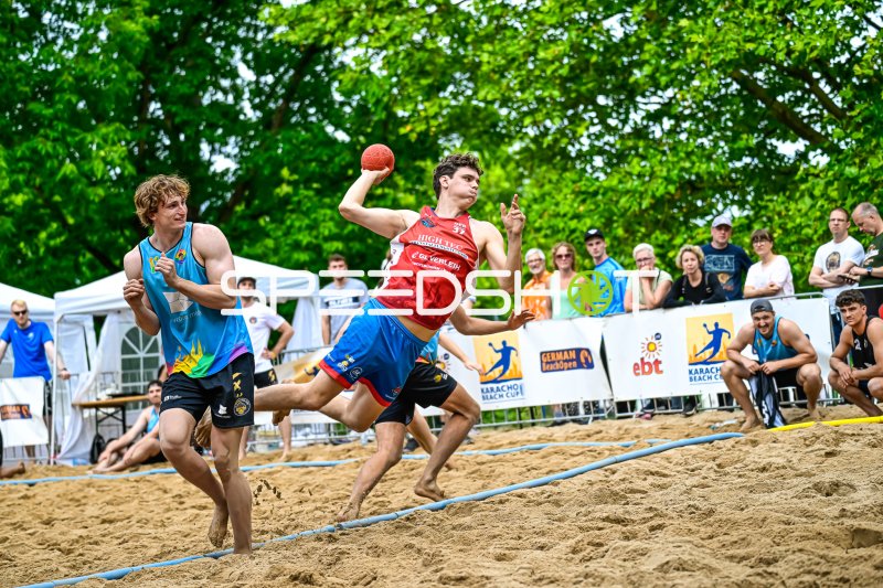 Spieler (#37) beim Wurfversuch beim Karacho Beach Cup