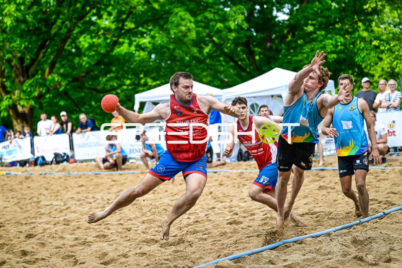Wurfaktion beim Beach-Handball-Turnier im Sand