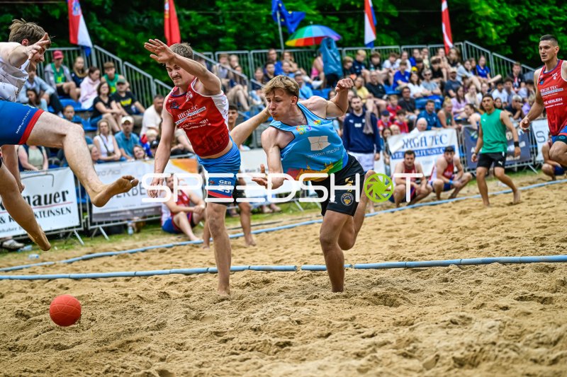 Zweikampf im Sand beim Beach-Handball-Turnier