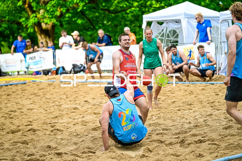 Klopfer (#23) wird nach Sturz im Sand aufgeholfen