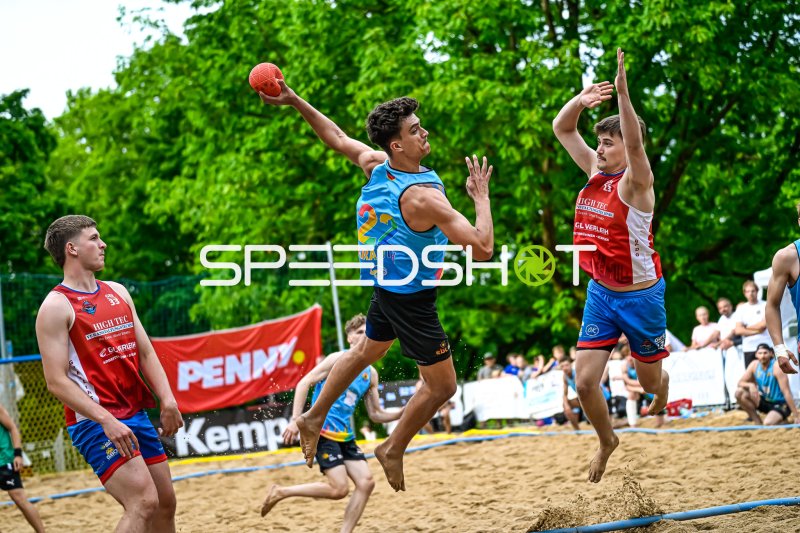 Spieler #22 (Blau) mit Sprungwurf gegen Abwehr im Beach-Handball