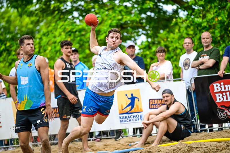 Wurf beim Karacho Beach Cup – Spieler springt zum Torwurf