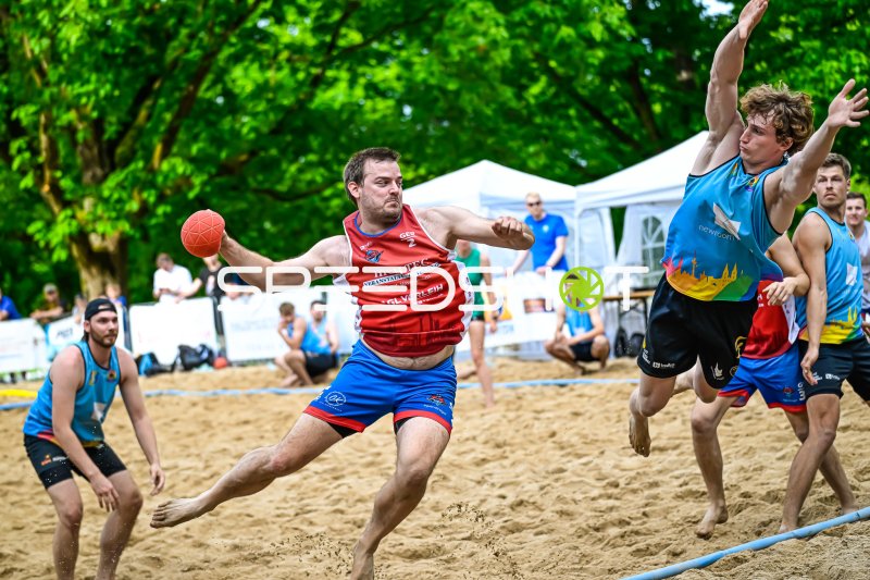 Spieler #2 (GER) beim Wurfversuch im Beach-Handball