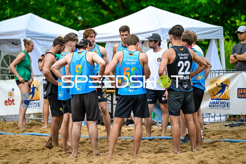 12 Monkeys Köln BHC beim Karacho Beach Cup – Teambesprechung im Sand