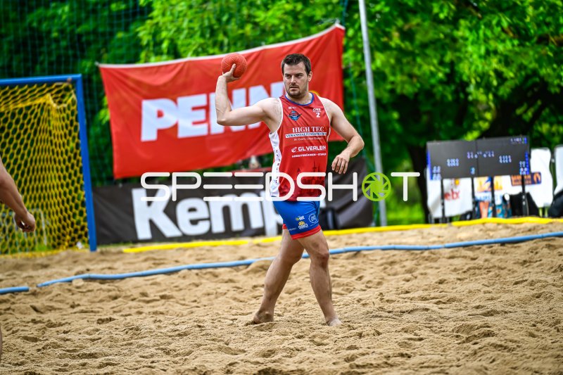 Spieler (#2; GER) beim Wurfansatz im Beachhandball