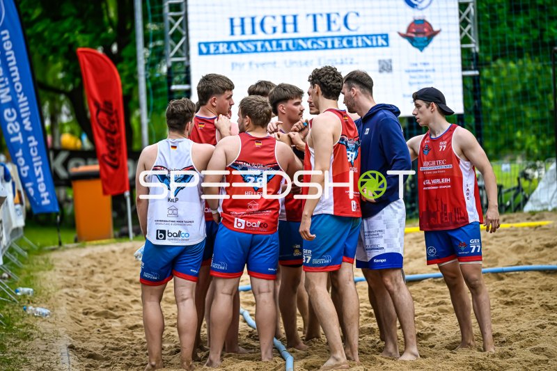 Beach & Da Gang Münster beim Teamgespräch auf dem Sandfeld