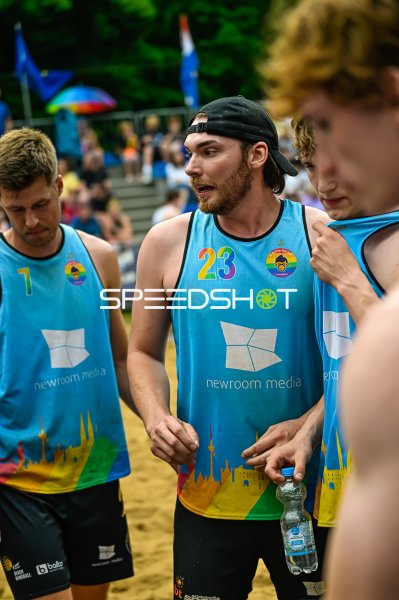 Spieler #23 im Gespräch beim Beach-Handball-Turnier