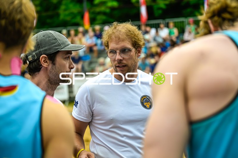 Trainer-Ansprache bei Outdoor-Handballturnier