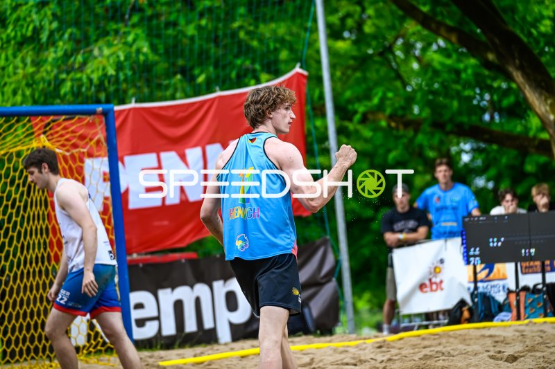 Henich (#11) beim Beach-Handball-Turnier in Aktion