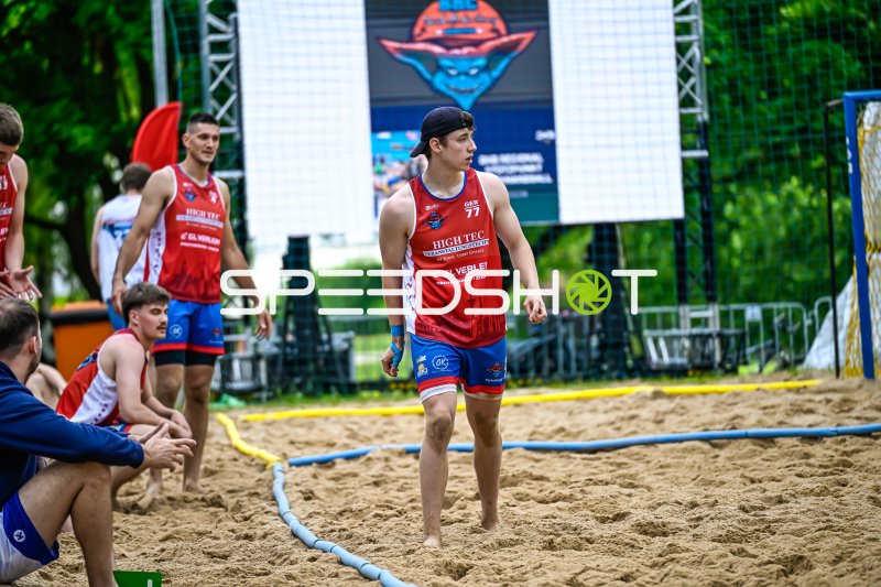 Spieler #77 beim Beach-Handball-Turnier auf dem Sandfeld