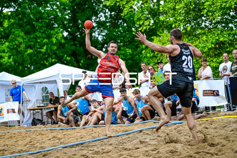 Wurfaktion beim German Beach Open – Zweikampf im Sand