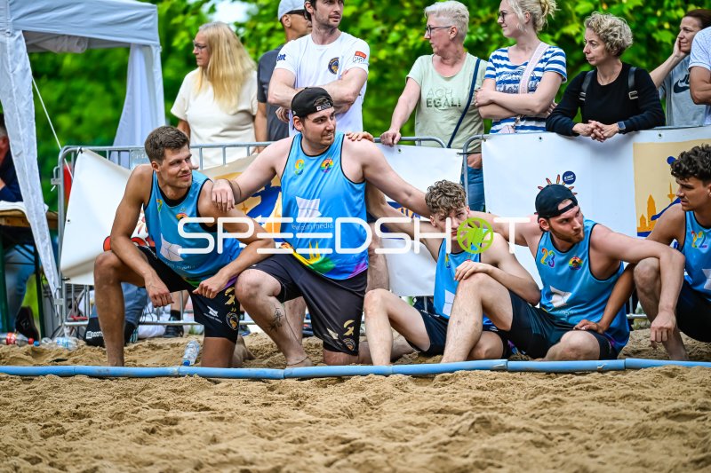 Beach-Handball-Team beobachtet das Spiel vom Spielfeldrand
