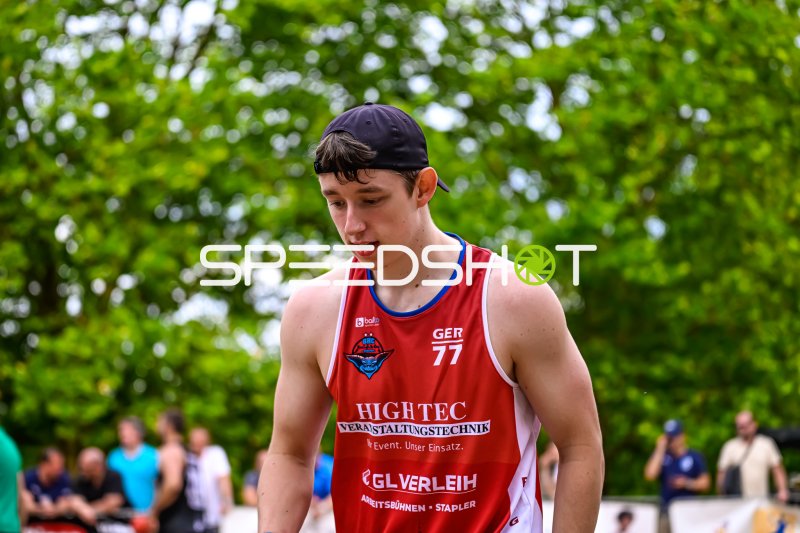 Basketballspieler (#77; GHC) bei Outdoor-Veranstaltung