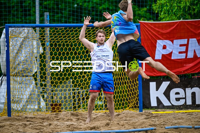 Torwart pariert Sprungwurf beim Beachhandball-Spiel