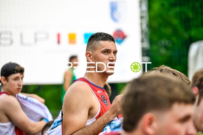 Basketballspieler im rot-blauen Trikot bei Outdoor-Event