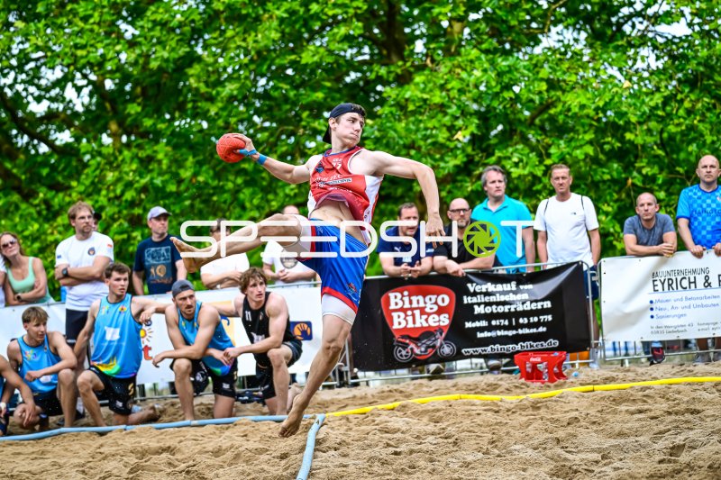 Deutscher Beachhandball-Spieler (#17; GER) beim Sprungwurf
