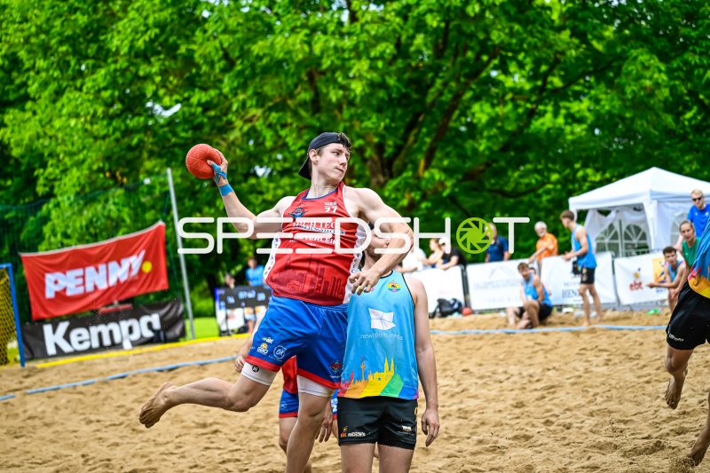 Spieler #77 beim Sprungwurf im Beach-Handball-Turnier