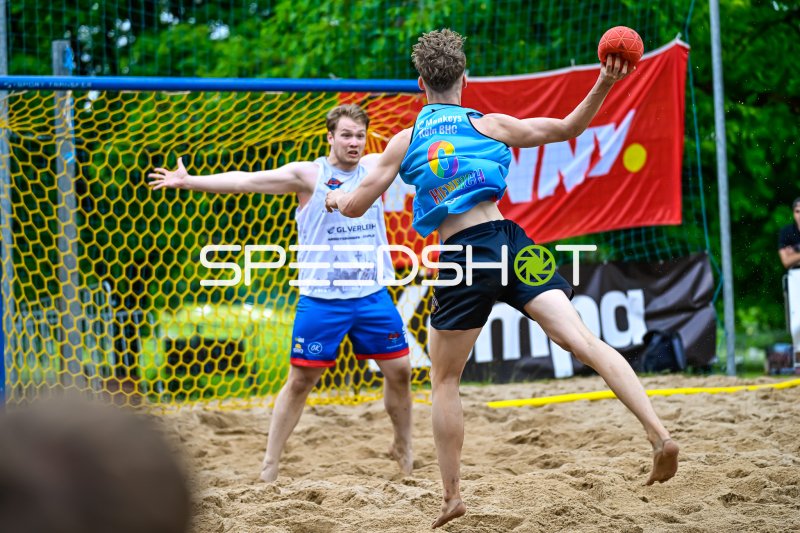 Wurf aufs Tor beim Beach-Handball-Spiel der Köln BHC Monkeys
