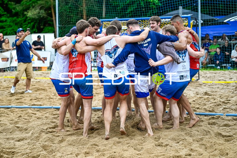 Teamjubel nach dem Spiel beim Beach-Handball-Turnier