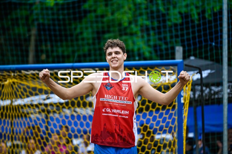 Spieler #37 (GER) jubelt vor dem Tor beim Beach-Handball