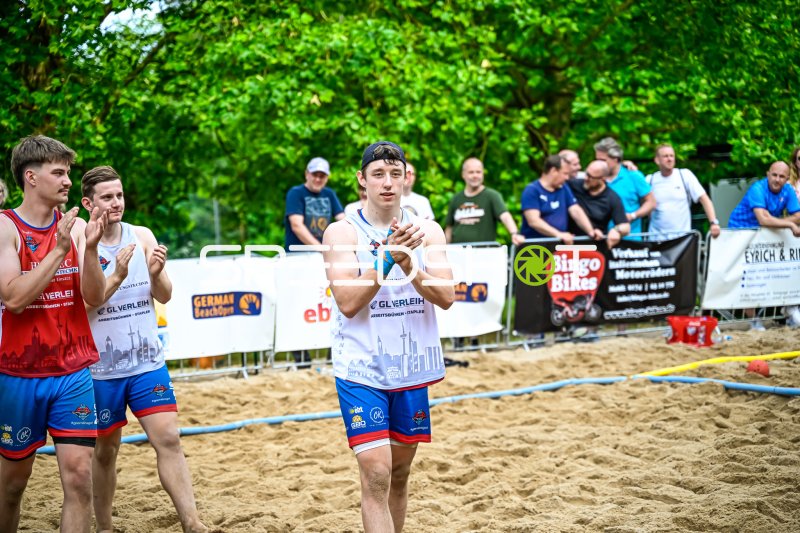 Spieler applaudieren nach Partie bei German Beach Open
