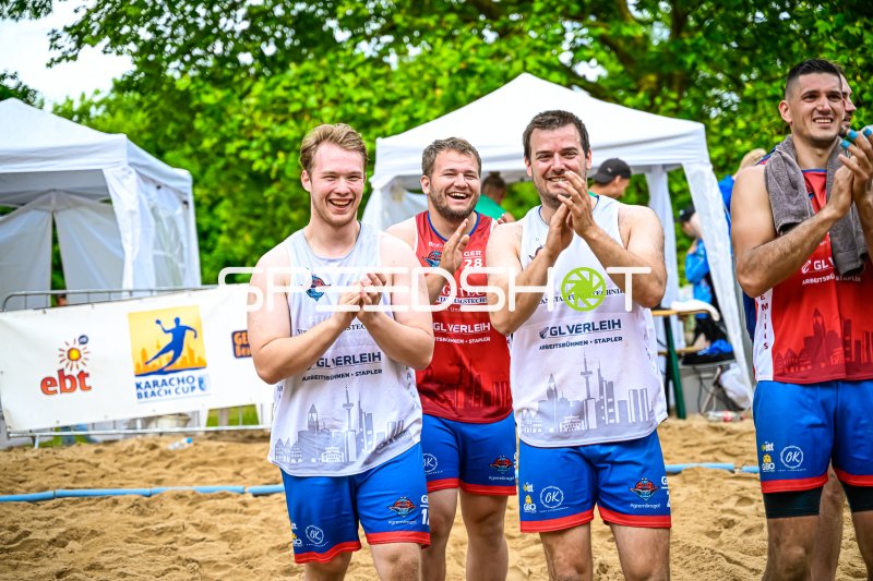 Jubelnde Spieler beim Karacho Beach Cup im Beachhandball
