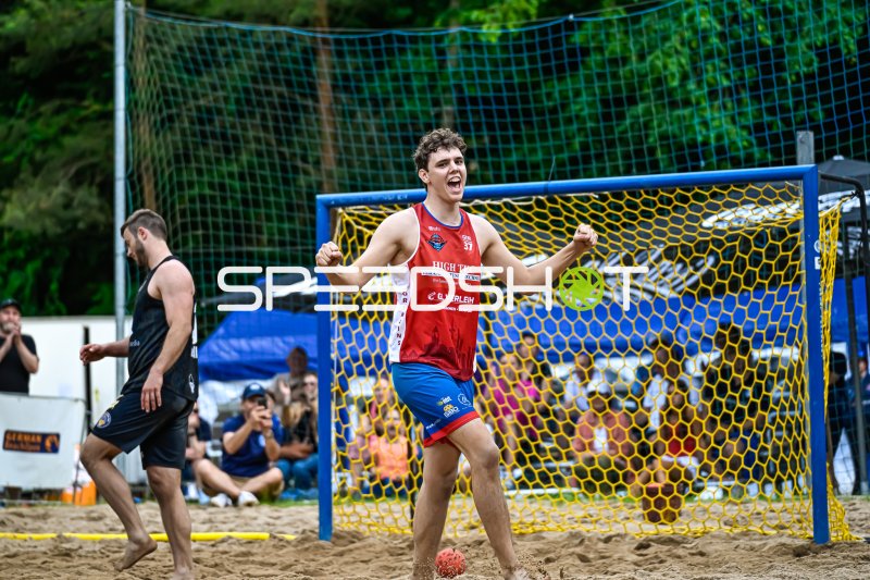 Spieler (#37; GER) jubelt nach Tor beim Beach-Handball