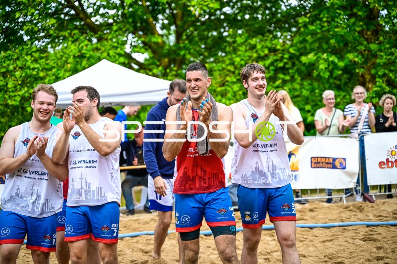 Beachhandball-Team feiert nach Spiel bei German Beach Open