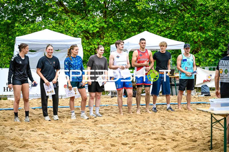 Siegerehrung beim Beach-Handball-Turnier mit Urkunden