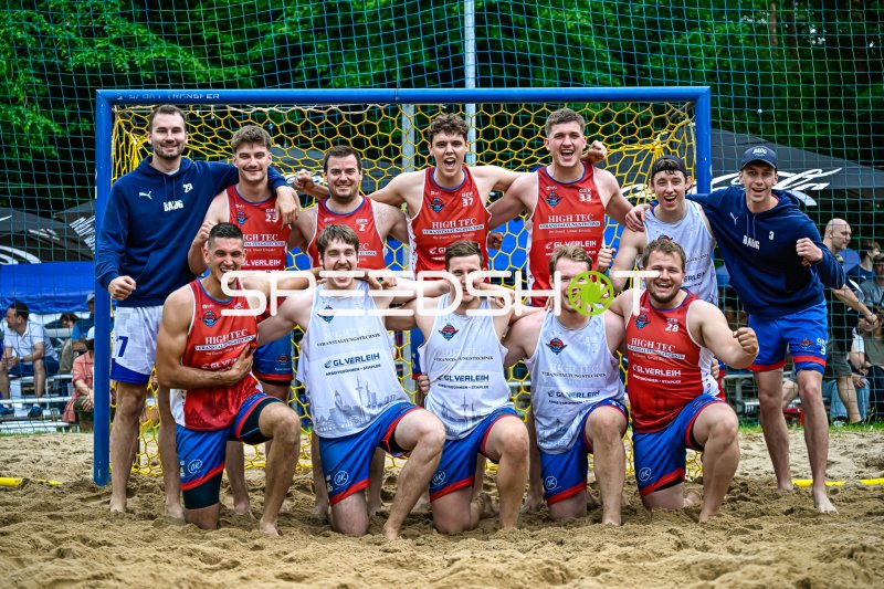Teamfoto: Beachhandball-Mannschaft GER jubelt vor dem Tor