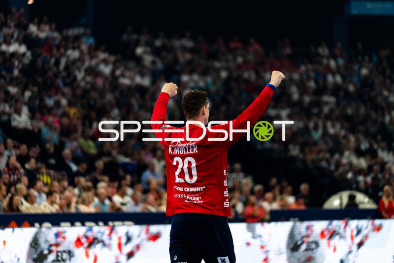 Kevin Moller (#20; SG Flensburg-Handewitt) jubelt vor vollem Publikum
