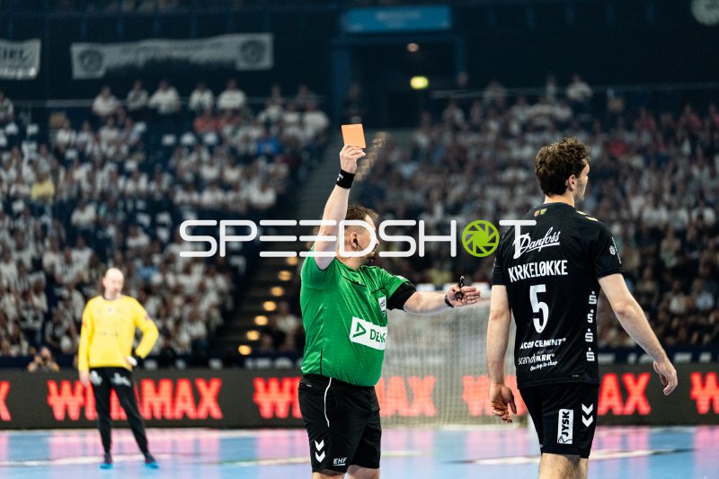 Schiedsrichter zeigt Niclas Kirkelokke (#5; SG Flensburg Handewitt) die Rote Karte