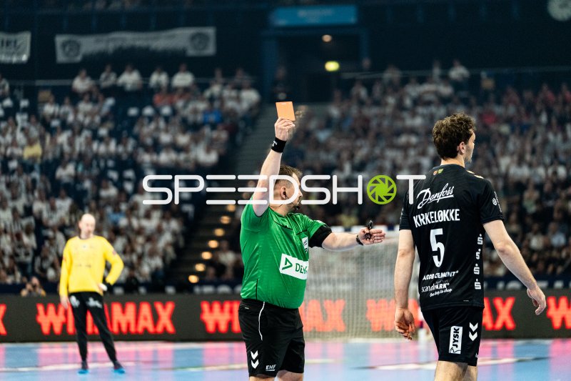 Rote Karte für Niclas Kirkelokke (#5; SG Flensburg Handewitt)
