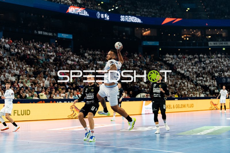Rogerio Moraes Ferreira (#13; Montpellier HB) springt zum Wurf gegen SG Flensburg Handewitt
