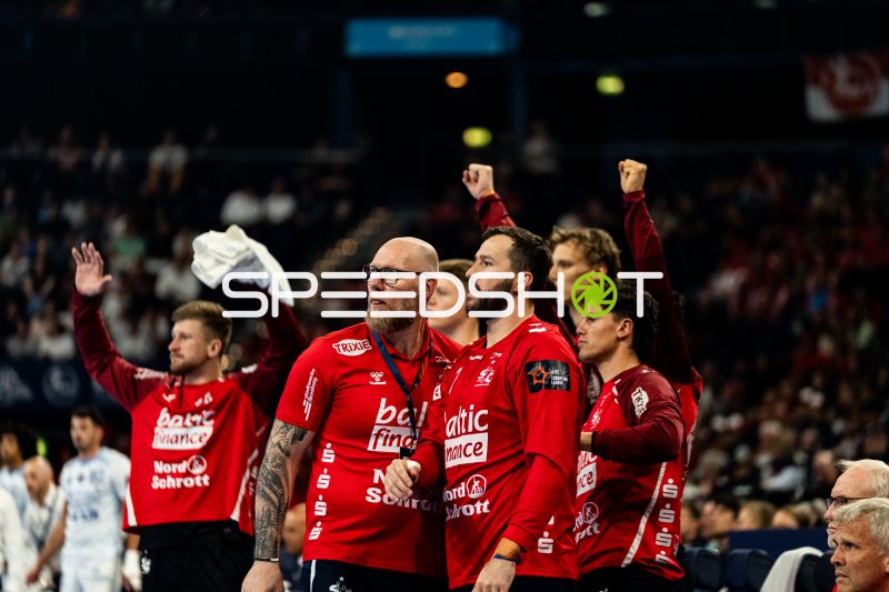 Ales Pajovic und Benjamin Buric jubeln an der Seitenlinie für SG Flensburg Handewitt