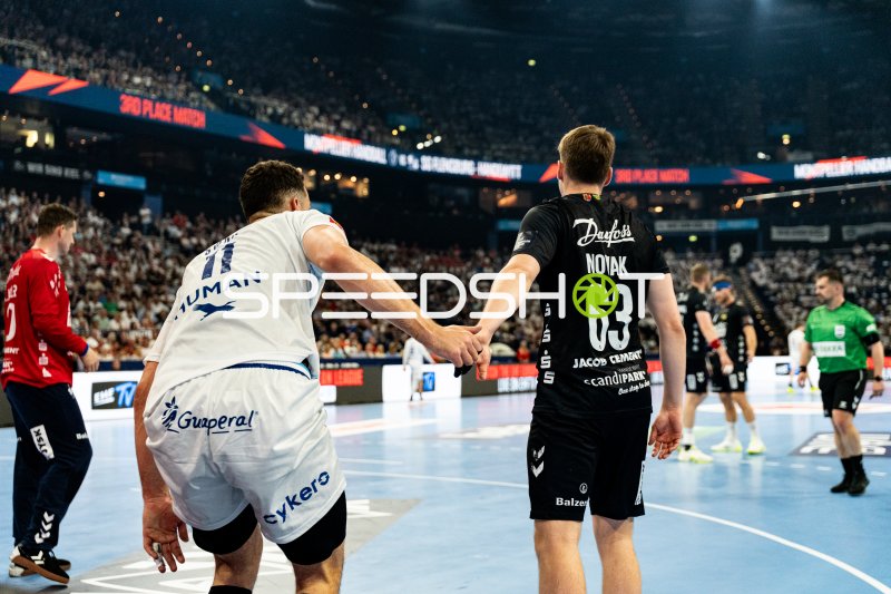 Domen Novak (#63; SG Flensburg-Handewitt) und Zvonimir Srna (#11; Montpellier HB) im Zweikampf