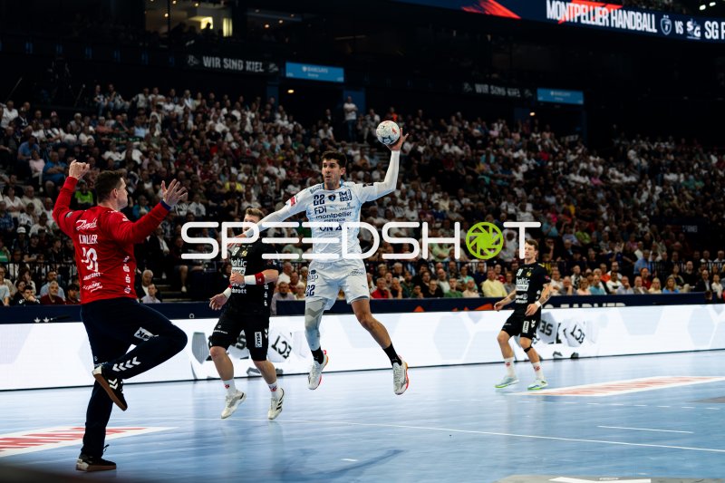Benjamin Richert (#22; Montpellier HB) beim Sprungwurf gegen SG Flensburg Handewitt