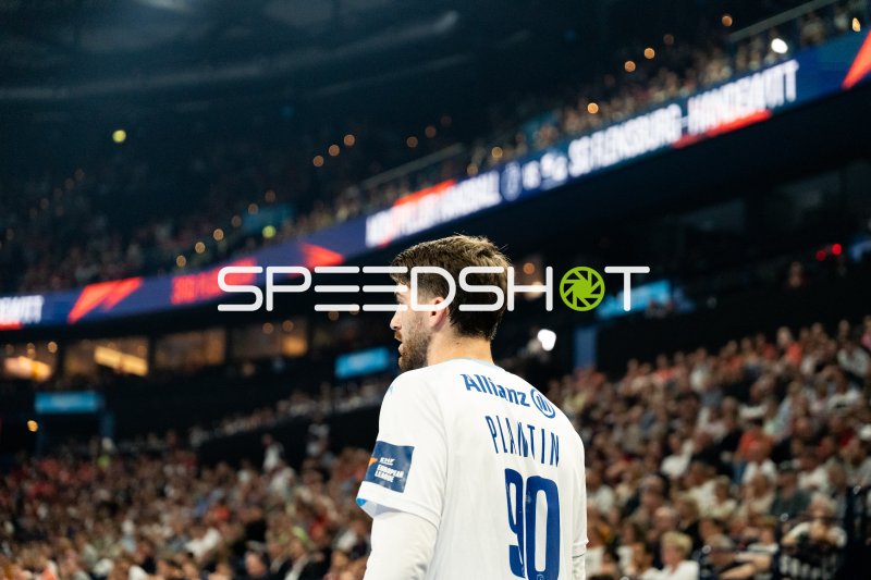 Léo Plantin (#90; Montpellier HB) im Fokus der vollbesetzten Arena