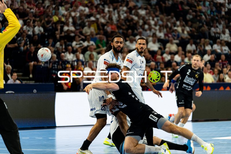 Johannes Golla (#3; SG Flensburg Handewitt) im Zweikampf gegen Hugo Bryan Monte Dos Santos (#26; Montpellier HB)