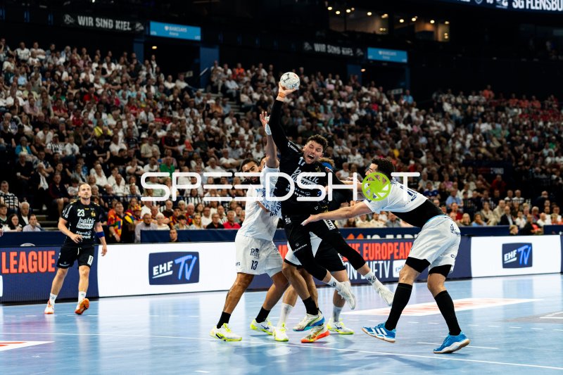 Marko Grgić (#17; SG Flensburg Handewitt) zieht ab gegen Montpellier-Abwehr
